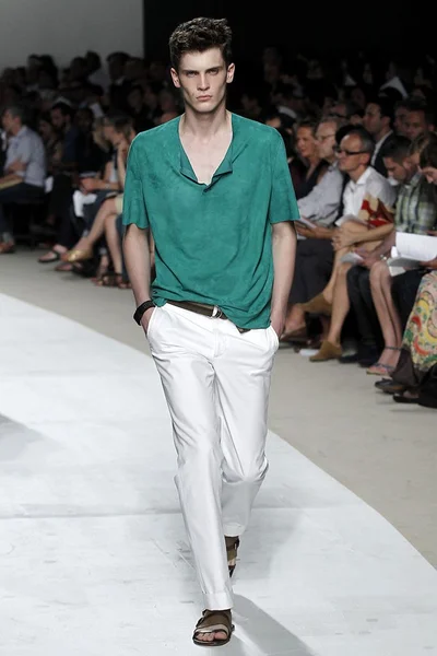 Look 15